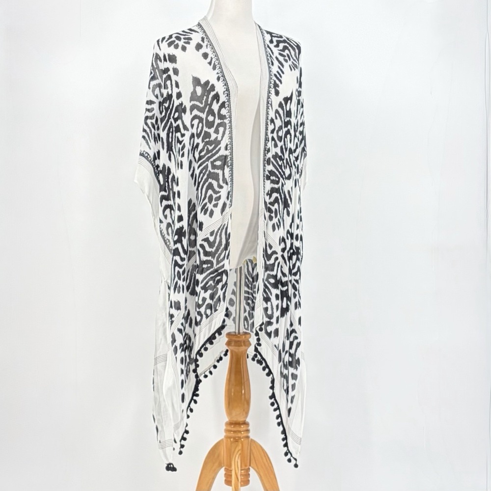 Pretty Simple Kimono Women One Size Black White Ikat Damask Pom Pom Trim Wrap